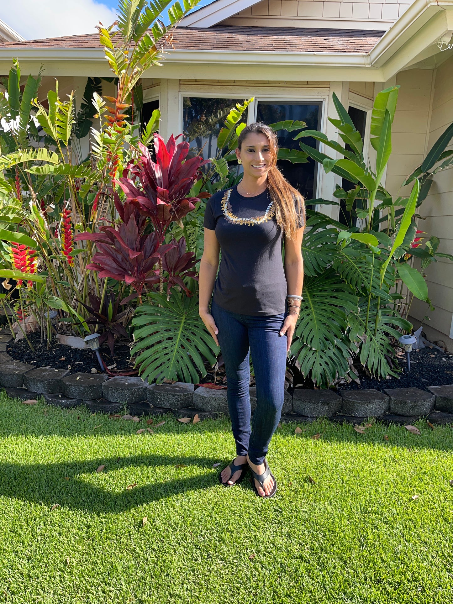 Fitted Paw Print Lei Tshirt