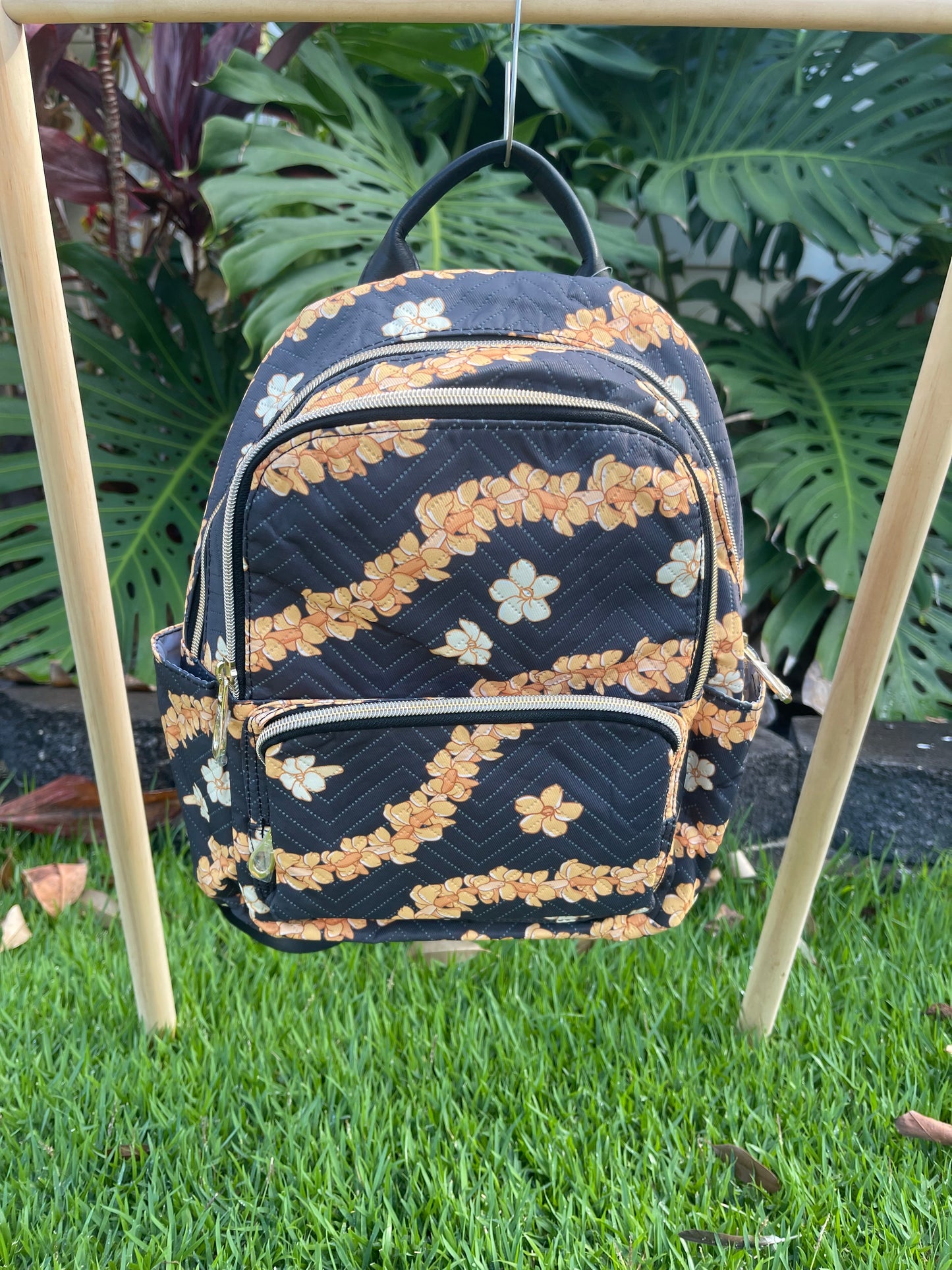 Puakenikeni Lei with Single Backpack