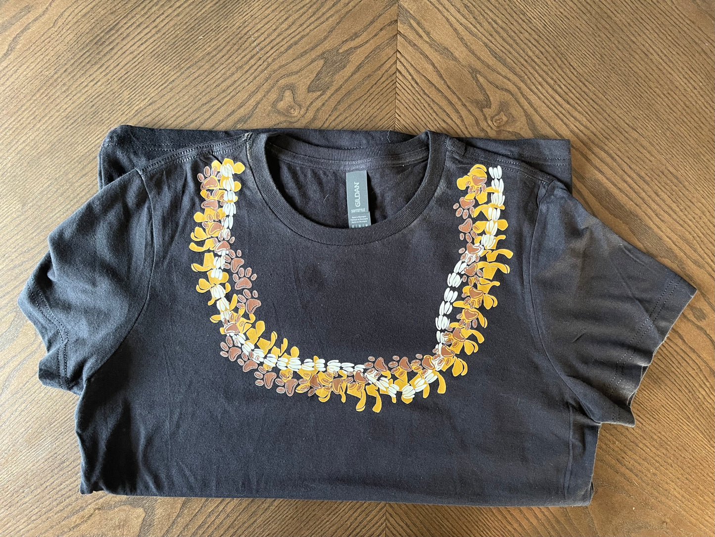 Fitted Paw Print Lei Tshirt