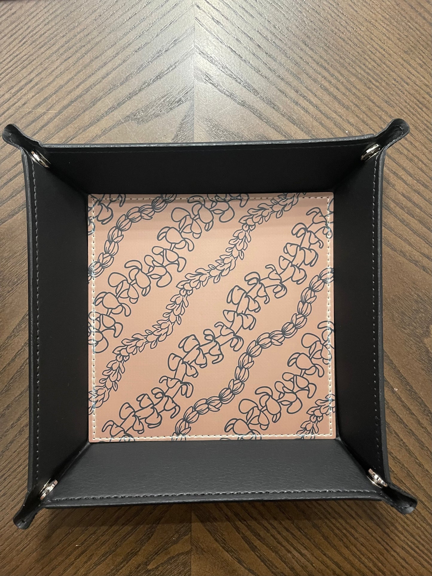 Mocha Lei Outline Everything Tray