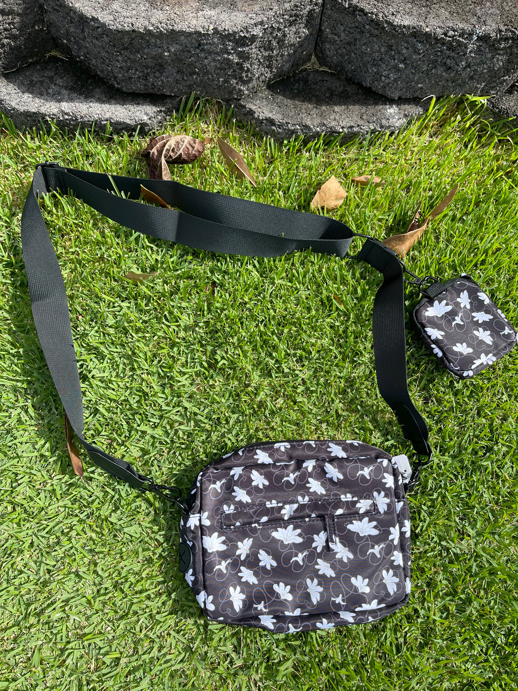 Naupaka Paw Print Dog Walking Bag
